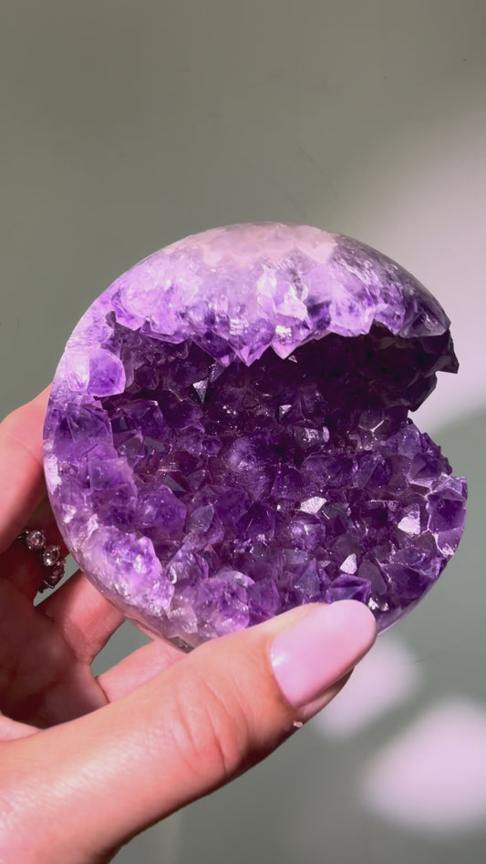 Sfera di Ametista 7,6 cm – 570 g | Viola delicato & cristalli scintillanti