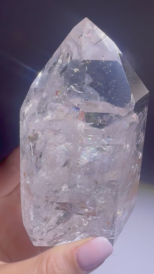 Bergkristall 10.7 cm · 577 g – Voller Regenbogen & Einschlüsse · Brasilien 💎