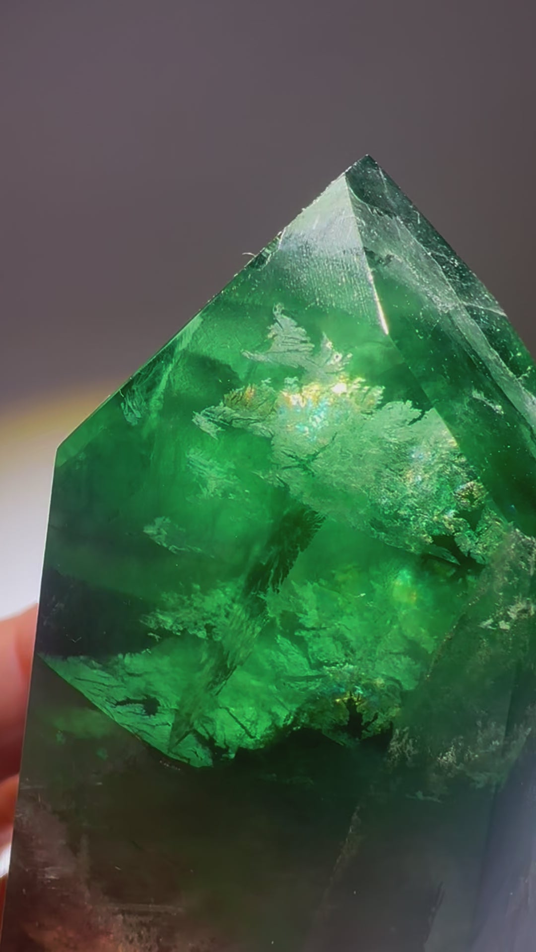 Grasgrüner Fluorit mit Regenbogen – 5,5 cm, 111 g, Premium Edelstein aus Brasilien mit Lichtspiel