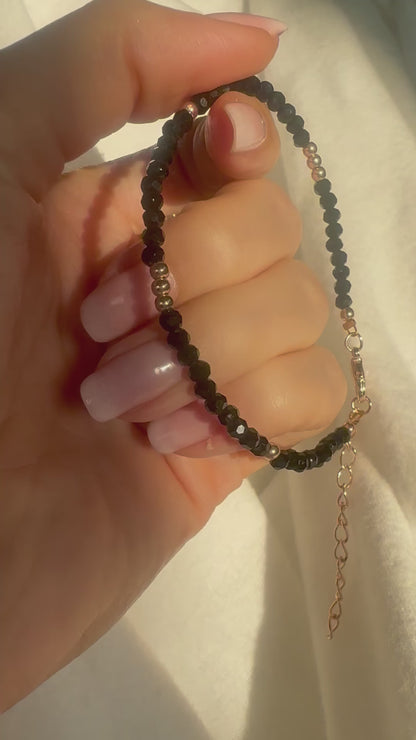 Facettiertes Turmalin-Armband – Schutz, Eleganz und Erdung 🌌