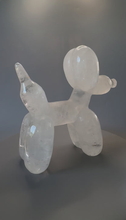 Jeff Koons inspiriertes Kunstobjekt – moderner Balloon Dog aus echtem Bergkristall – 2 kg schwere Unikatsfigur