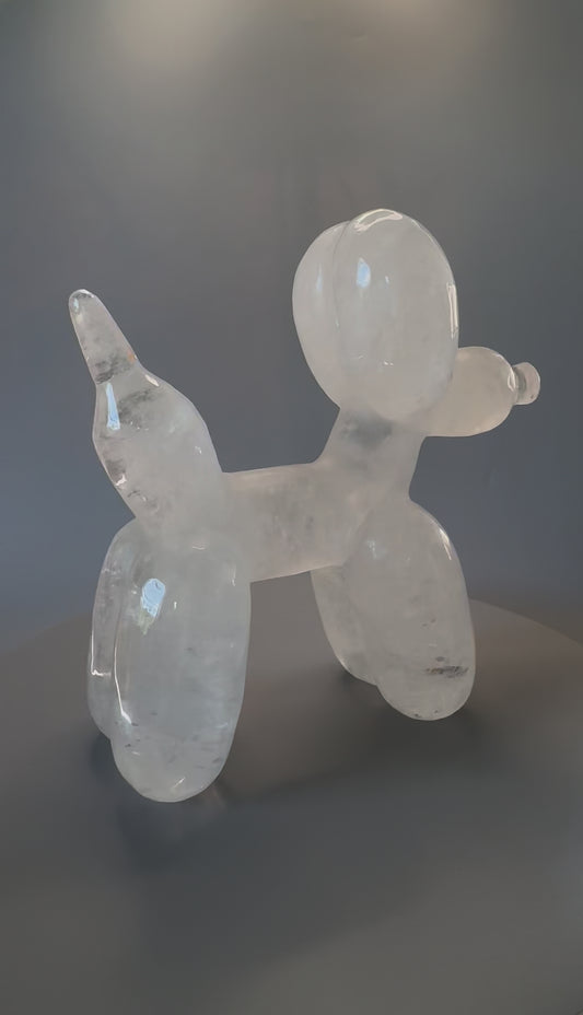 Jeff Koons inspiriertes Kunstobjekt – moderner Balloon Dog aus echtem Bergkristall – 2 kg schwere Unikatsfigur