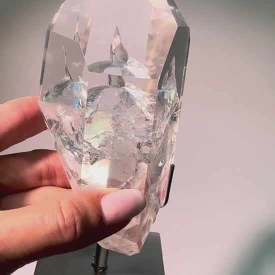 Lemurian Kristall mit innerer Berglandschaft aus Bahia Brasilien auf Silberständer