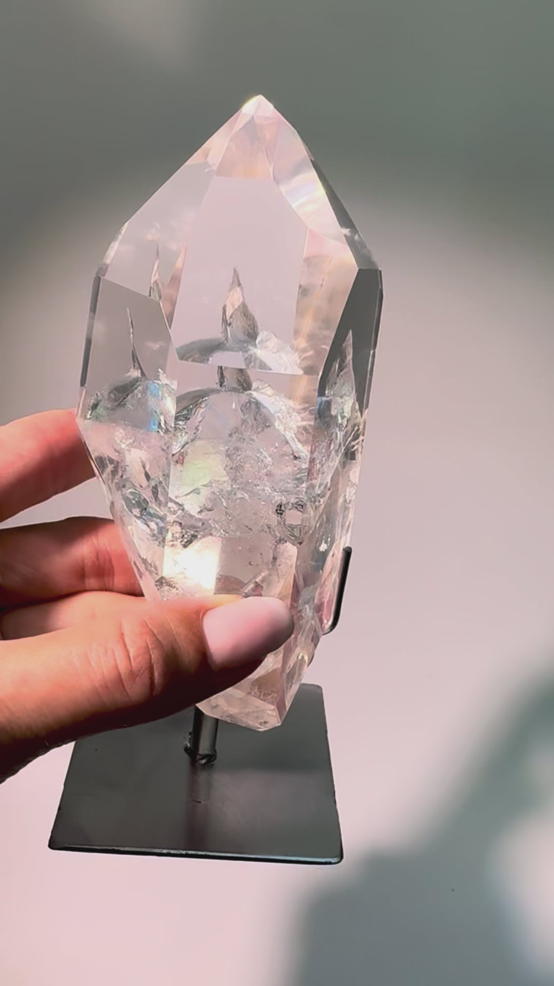 Lemurian Kristall mit innerer Berglandschaft aus Bahia Brasilien auf Silberständer
