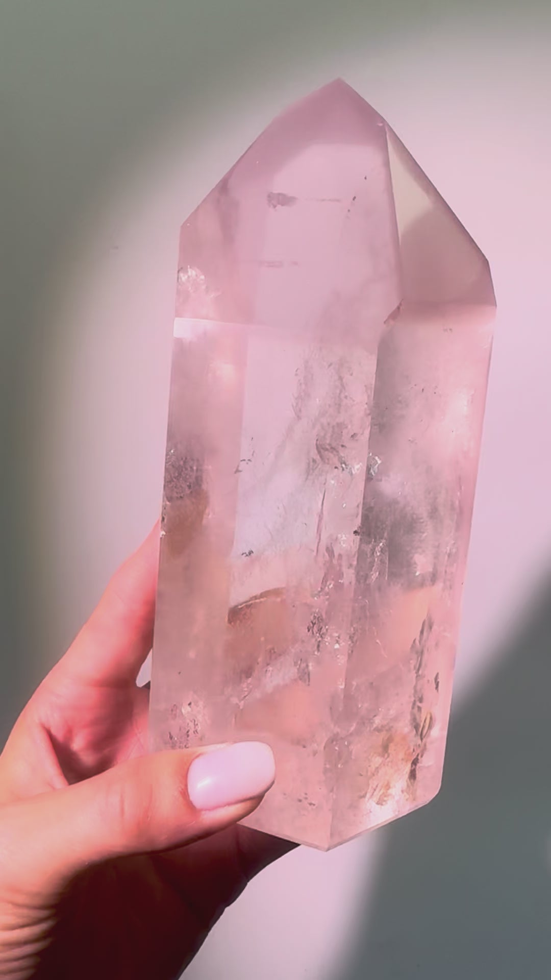 Seltener Pink Lithium Kristall AAA-Qualität aus Brasilien, 15,8 cm gross, 1,22 kg schwer, sehr klar und zartrosa