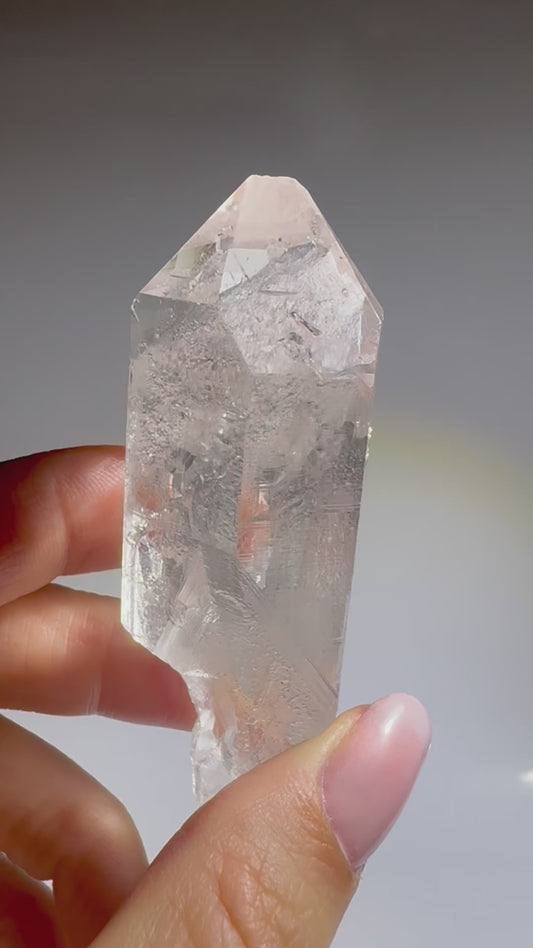 Premium Himalaya Bergkristall 7 cm – Extraklare Spitze voller Feuer & Licht