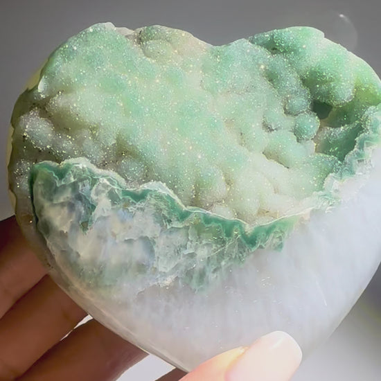 Seltenes Rainbow Amethyst Herz 10 cm – Grün & Doppelkristallisation 