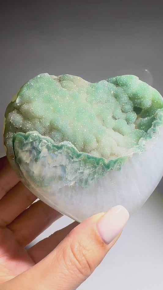 Seltenes Rainbow Amethyst Herz 10 cm – Grün & Doppelkristallisation 