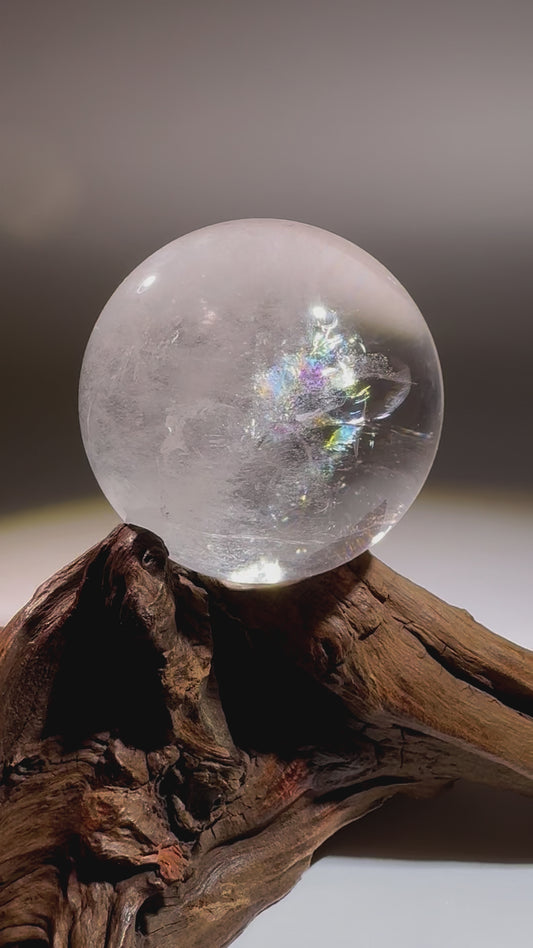 Ultra klare Bergkristall-Kugel mit Regenbogen – 7.2 cm, 540 g – Meisterqualität mit Holzständer, Unikat aus Brasilien