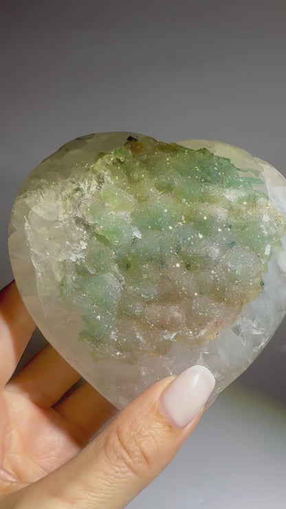 Einzigartiges Rainbow Amethyst Herz 10,2 cm – seltene Doppelkristallisation