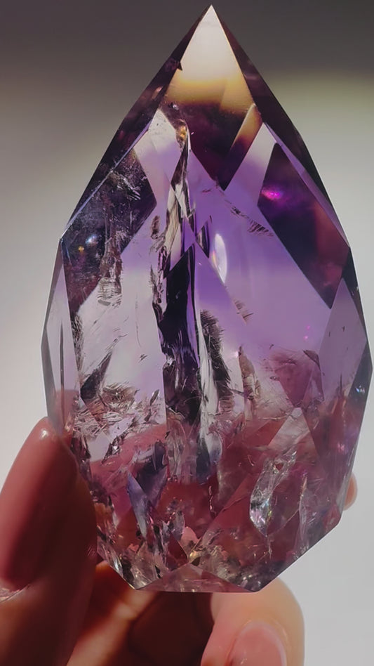 Ornement exclusif en améthyste fantôme – taillé en facettes, avec arc-en-ciel et fantôme 💜🌈 - 6,8 cm