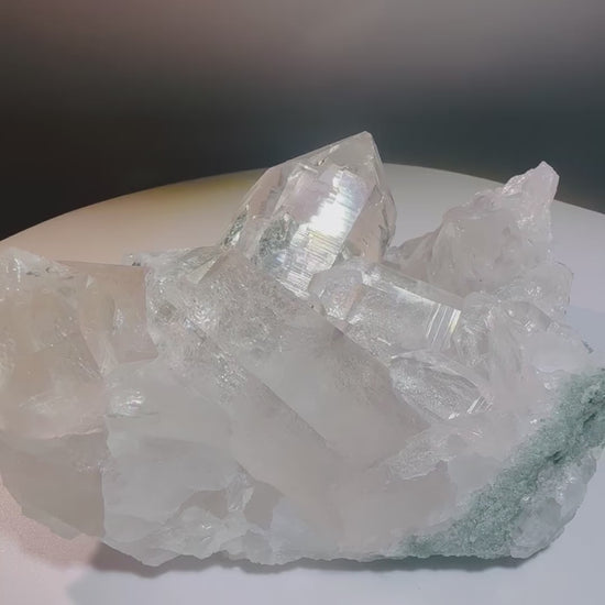 Himalaya Kristallstufe 15.5x9.5cm – Extra klarer Quarz in Museumsqualität 802g