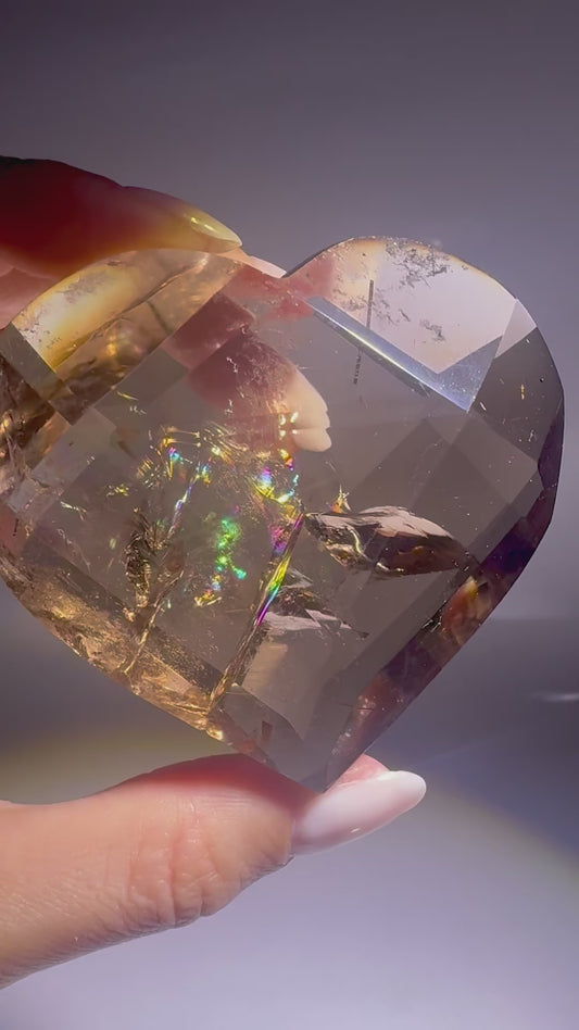 Facettiertes Rauchquarz-Herz mit Regenbogen | Extra klar & selten