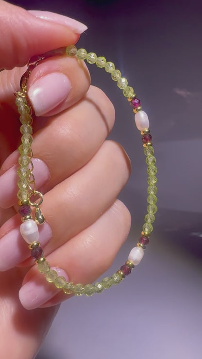 Armband mit Peridot, Granat & echten Süsswasserperlen – Handgemacht