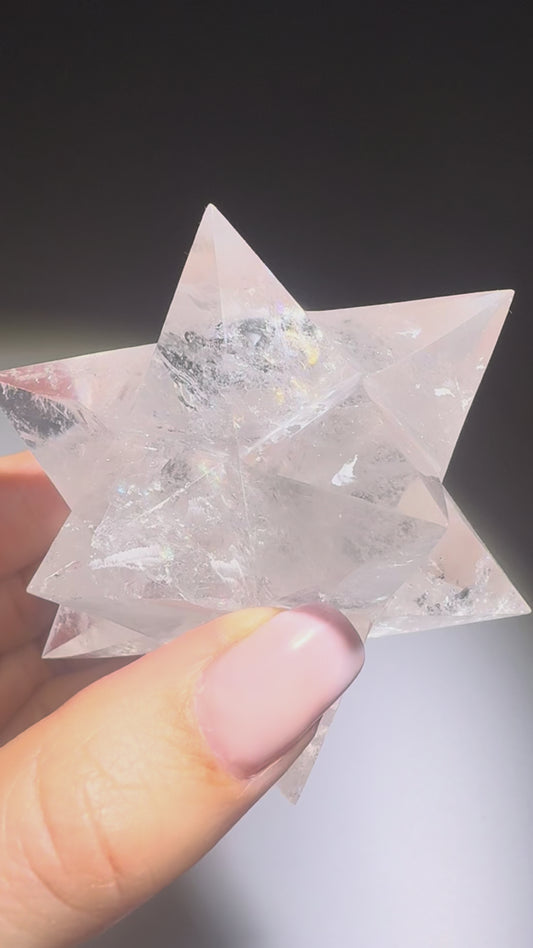 Merkaba en cristal de roche 7,5 cm avec arc-en-ciel – Clarté, géométrie & puissance lumineuse 💎 182g