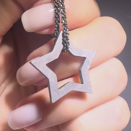 Meteoriten Stern Anhänger aus Muonionalusta mit Wittmannstättenmuster, 2,4 cm, 4,5 Mrd. Jahre alt