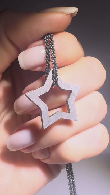 Meteoriten Stern Anhänger aus Muonionalusta mit Wittmannstättenmuster, 2,4 cm, 4,5 Mrd. Jahre alt