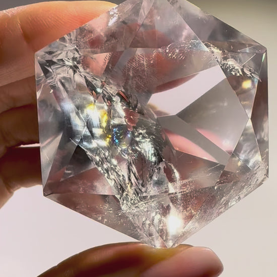 Diamantgeschliffener Edelstein – facettierter Quarz aus Brasilien – Einzelstück mit Klarheit