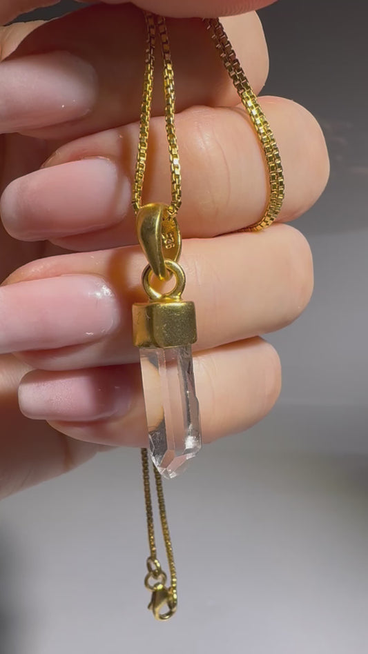 Transparenter Bergkristall-Anhänger – Naturbelassen & goldveredelt in 925 Silber ✨