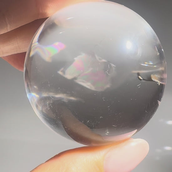 Ultraklare Lemurian-Bergkristallkugel aus Brasilien in Premium Qualität mit natürlichen Regenbogenreflexen. 4,6 cm Unikat entdecken.