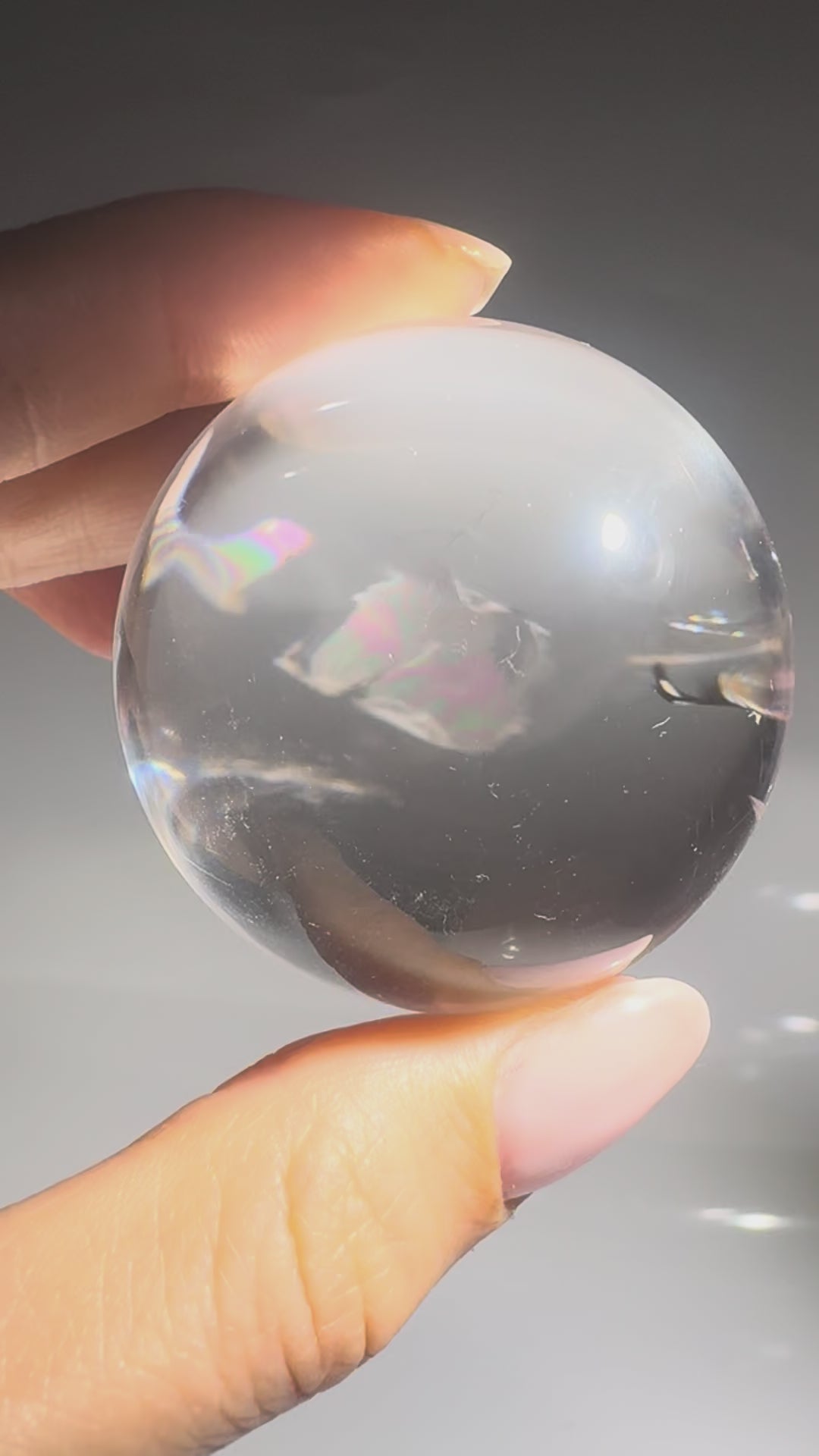 Ultraklare Lemurian-Bergkristallkugel aus Brasilien in Premium Qualität mit natürlichen Regenbogenreflexen. 4,6 cm Unikat entdecken.