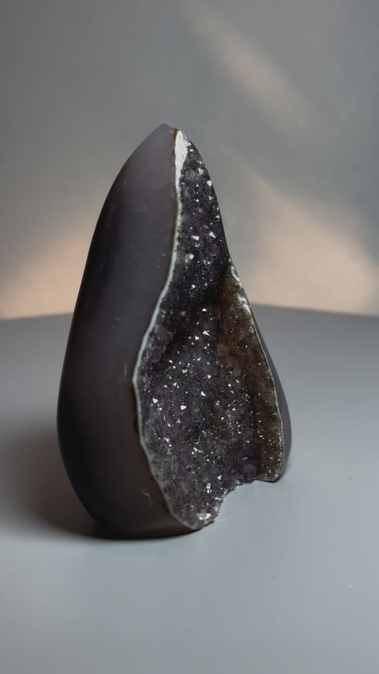 Funkelnde Achat Flamme aus Uruguay – Grau & Hellgrau – 8 cm, 177 g – Kristall Deko 🤍