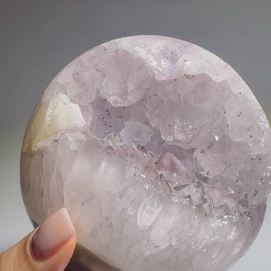 Amethyst Kugel Brasilien 9.5 cm – 1.34 kg | Phantom-Amethyst mit Pastellfarbe 
