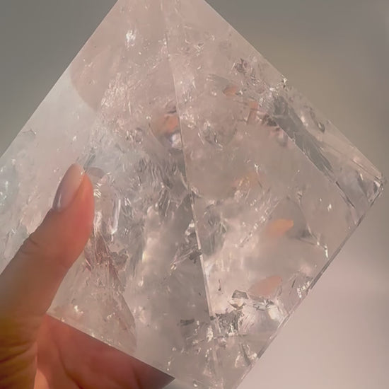 Regenbogen-Kristallpyramide mit feiner Lemurian-Struktur aus Brasilien