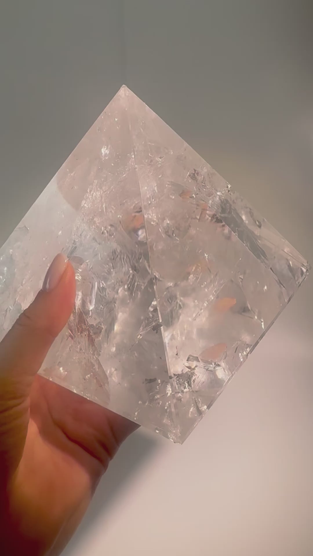 Regenbogen-Kristallpyramide mit feiner Lemurian-Struktur aus Brasilien