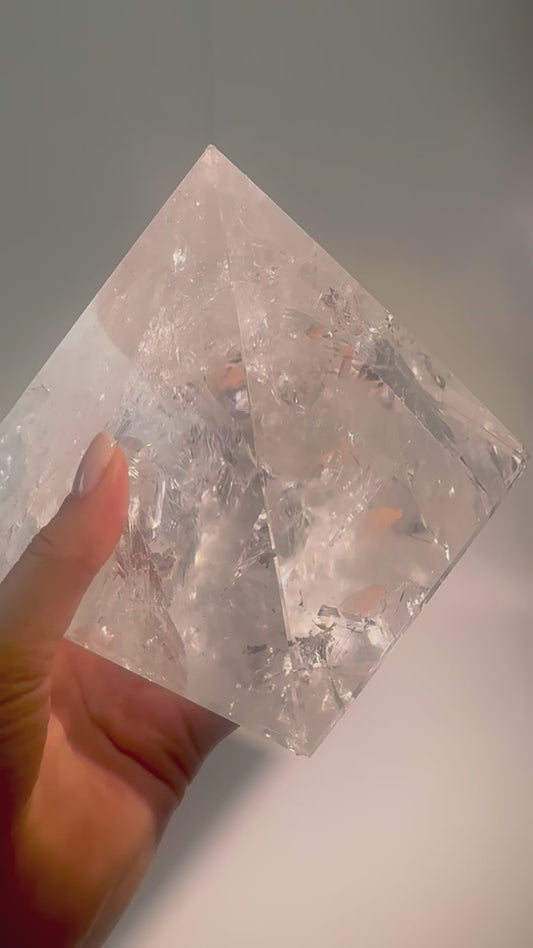 Regenbogen-Kristallpyramide mit feiner Lemurian-Struktur aus Brasilien