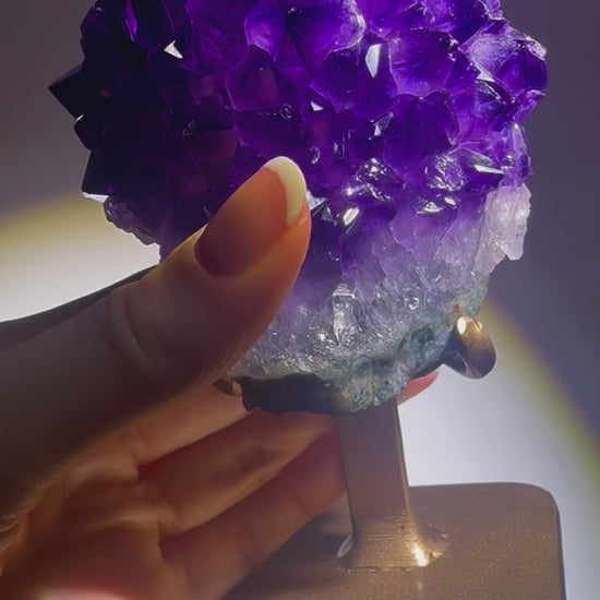 Amethyst Kristall auf goldener Halterung – 14,5 cm