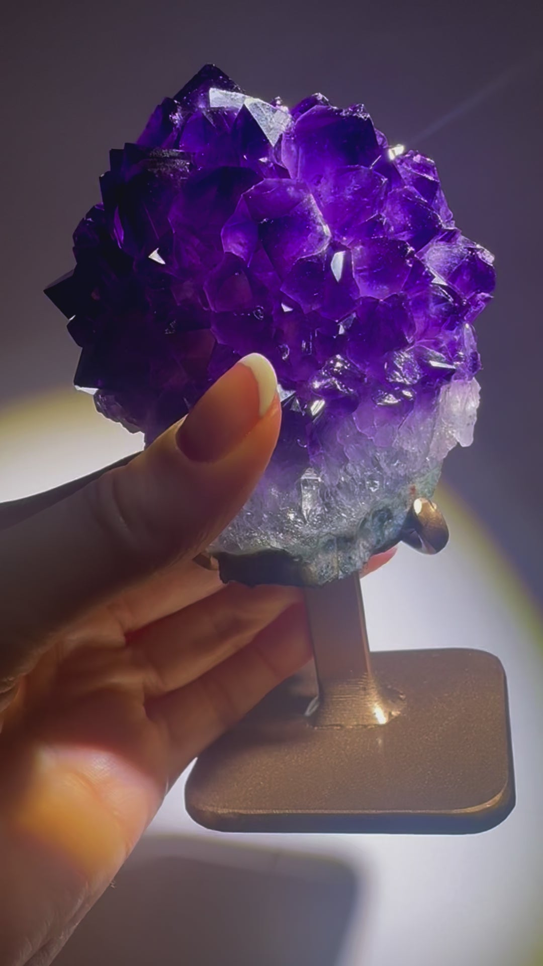 Amethyst Kristall auf goldener Halterung – 14,5 cm