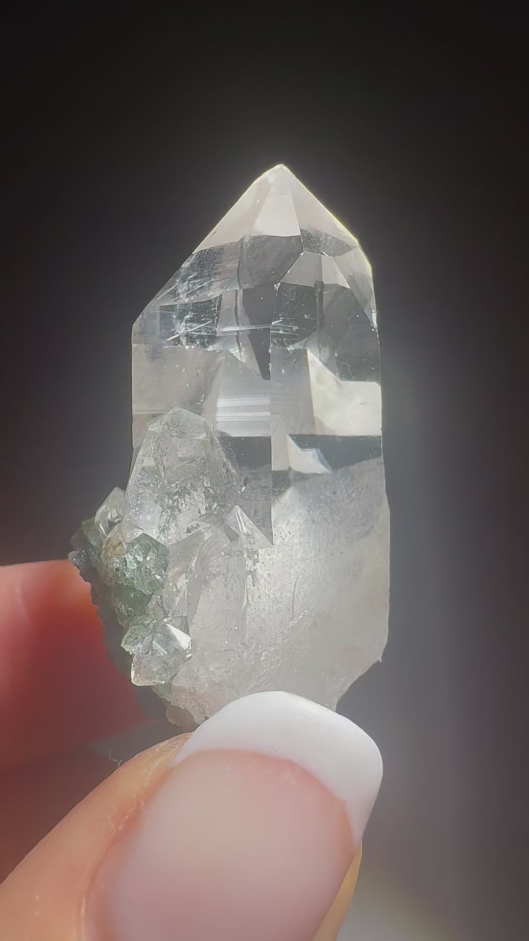 Himalaya-Quarz 4 cm mit Chlorit – klar, funkelnd & Museumsqualität