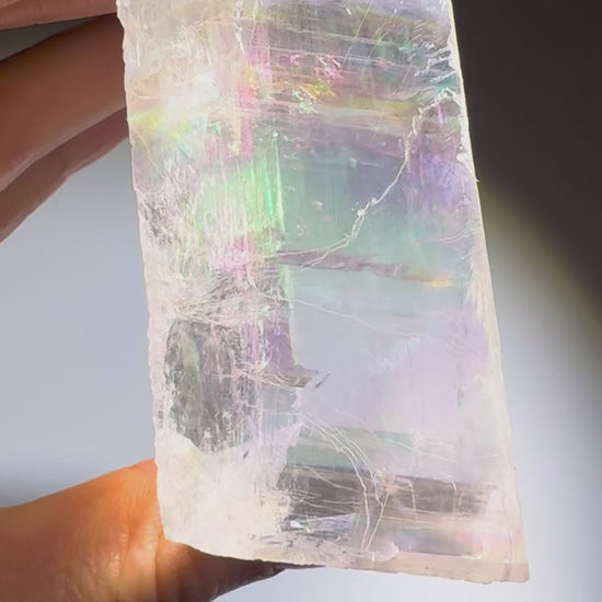 Kristallklarer Kalzit-Kubus 6,5 × 6,5 × 3 cm, 265 g, mit Regenbogen Premium-Qualität – ideal für Sammler, Meditation oder Dekoration.