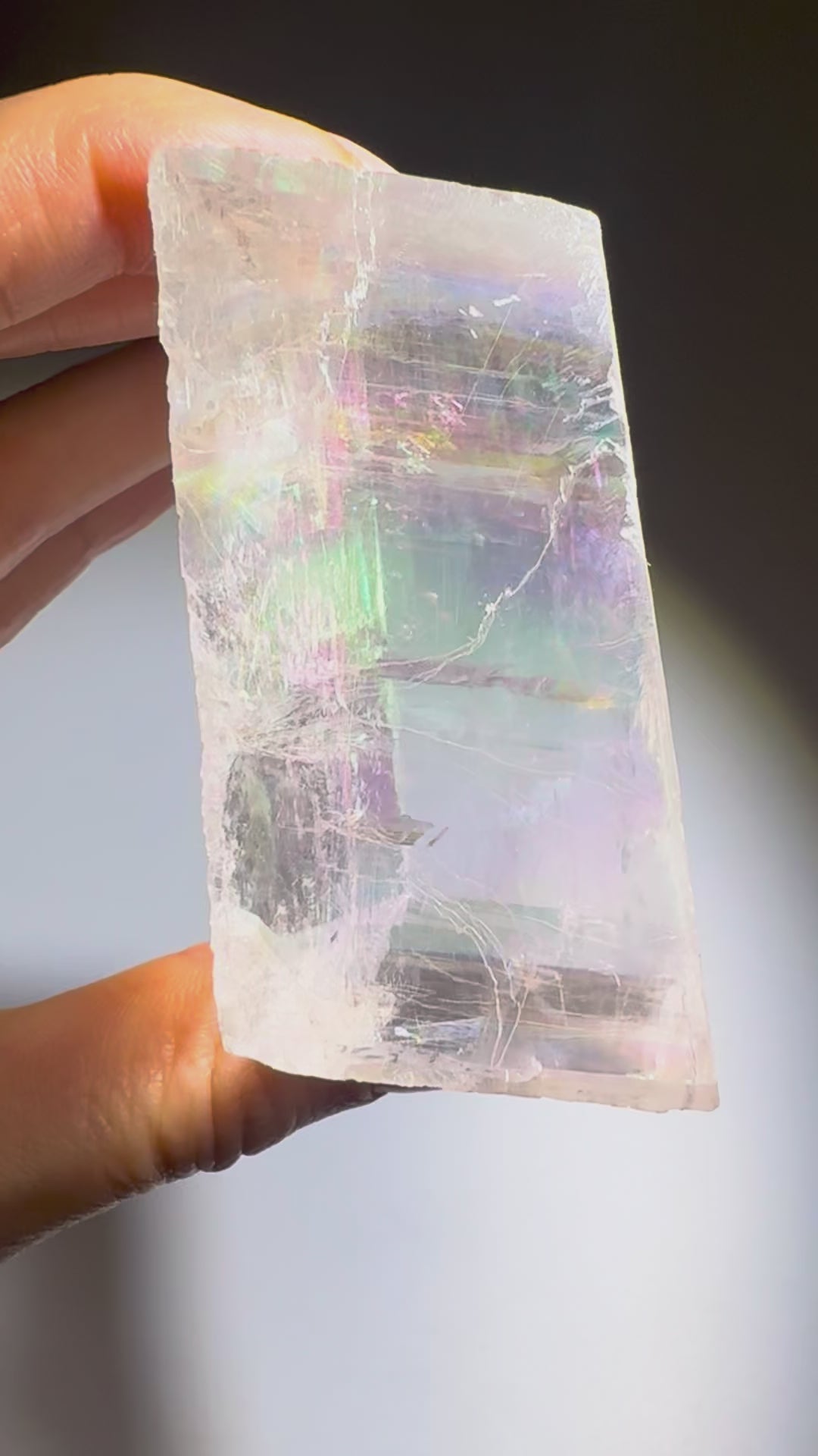 Kristallklarer Kalzit-Kubus 6,5 × 6,5 × 3 cm, 265 g, mit Regenbogen Premium-Qualität – ideal für Sammler, Meditation oder Dekoration.