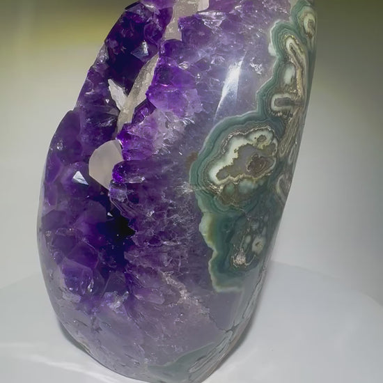 Edelstein-Kristall Amethyst mit weissem Kalzit aus Uruguay – 4.91 kg, violette Spitzen in High-Quality-Formation