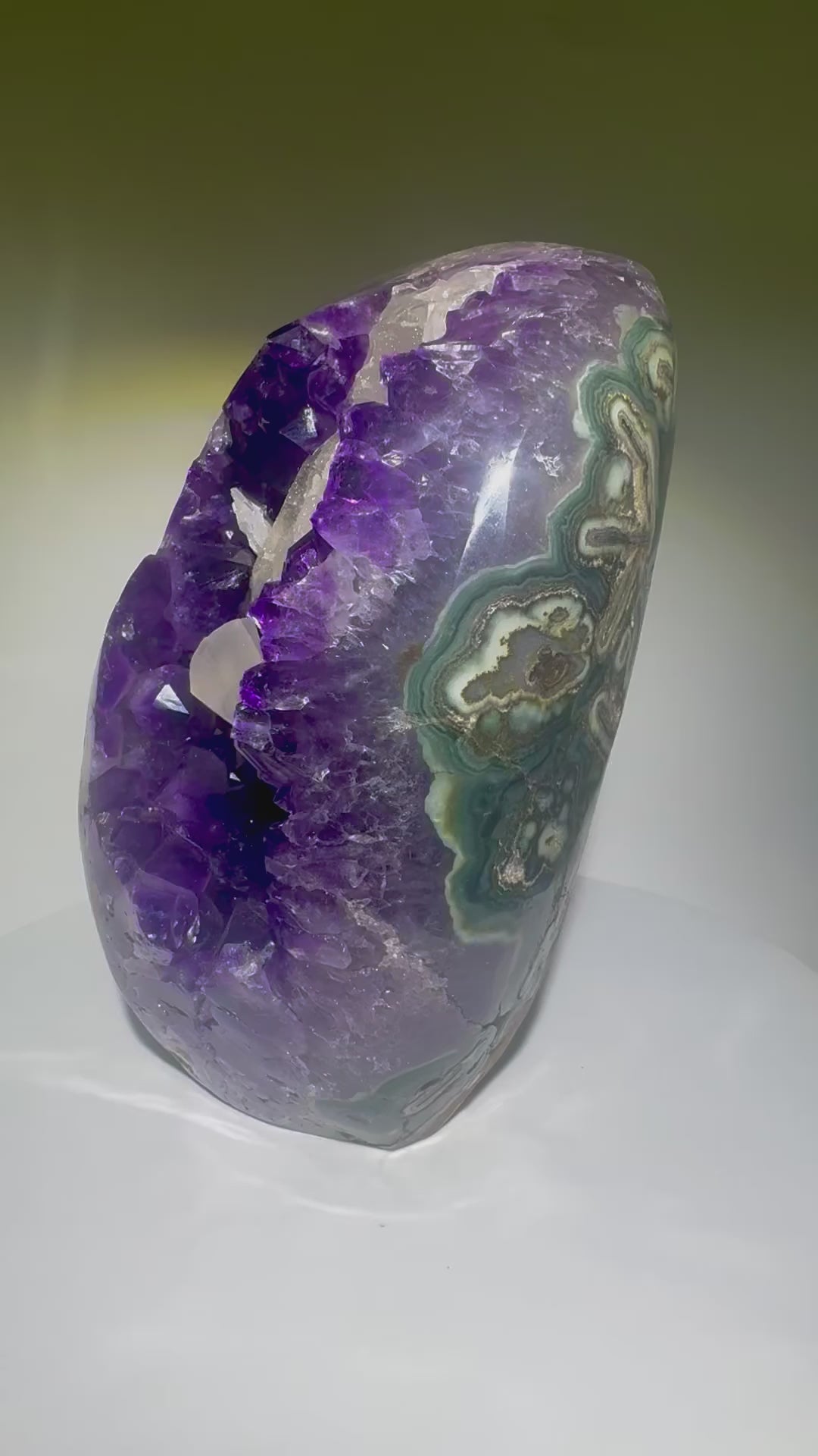Edelstein-Kristall Amethyst mit weissem Kalzit aus Uruguay – 4.91 kg, violette Spitzen in High-Quality-Formation