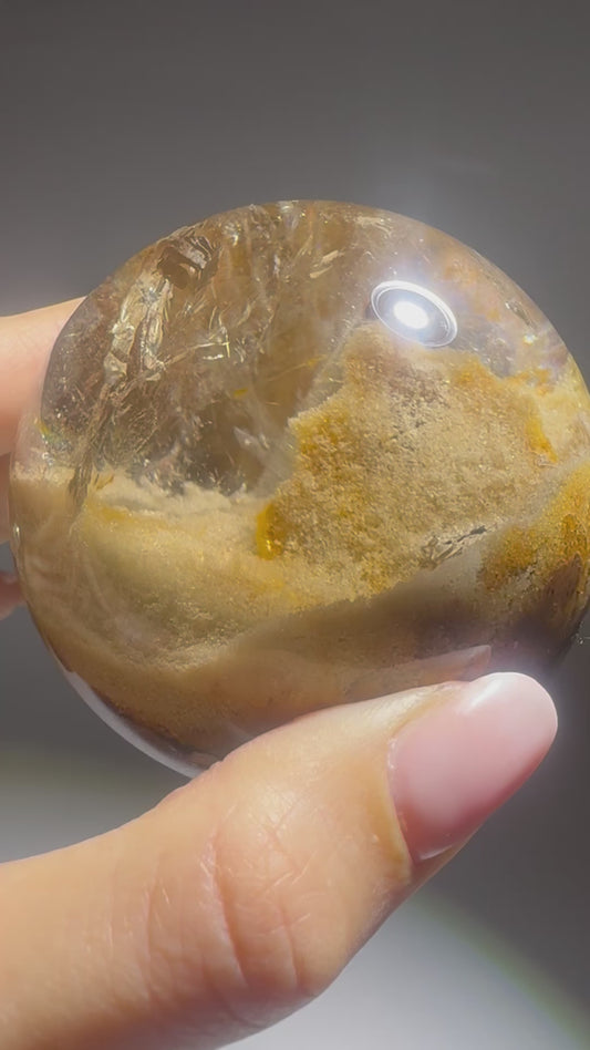 Lodolith Gartenquarz Kristallkugel 6.6 cm · 402 g – Faszinierende Landschaft