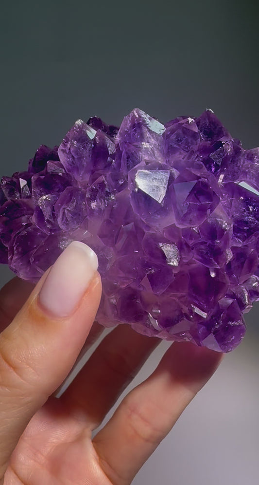 Amethyst Stalaktit mit violetten Spitzen – naturbelassene Kristallblume aus ethischer Herkunft