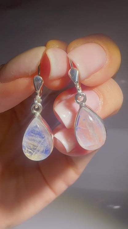 Mondstein Ohrringe 2,8 cm – Regenbogenmondstein in Tropfenform ✨