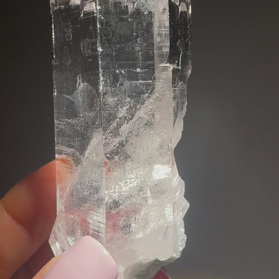Perfekte Quarzspitze aus Nepal – 7.8 cm, museumsreif & roh