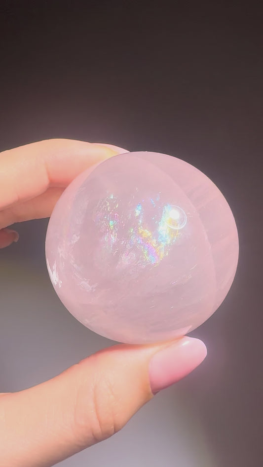 Rosenquarz Kugel mit Stern-Effekt, 195 g, zarte rosa Farbe mit Lichtreflexion