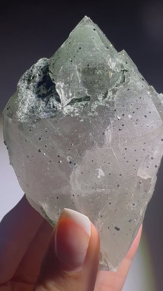 Hochalpiner Kristall mit Chlorit – Naturbelassenes Unikat aus dem Himalaya