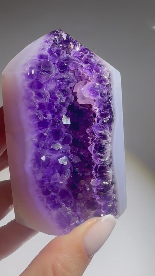 Achat-Spitze mit Amethyst-Kristallen – Premiumqualität 8,7 cm · 268 g