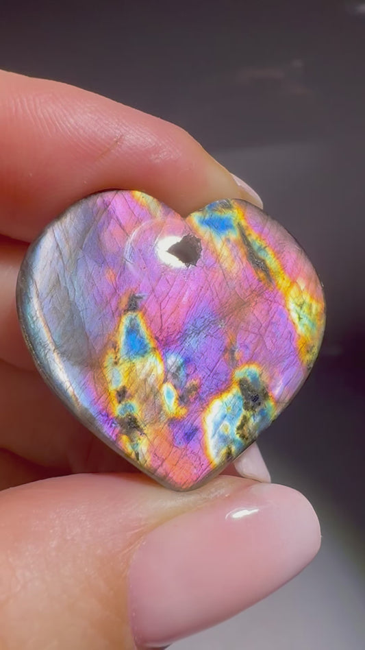 Zartes Labradorit Herz mit Pink-Lila Lichtspiel – Edelstein zum Tragen