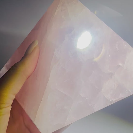 Rosenquarz Pyramide kaufen – Handgefertigt Brasilien | UNIQUE CRYSTALS