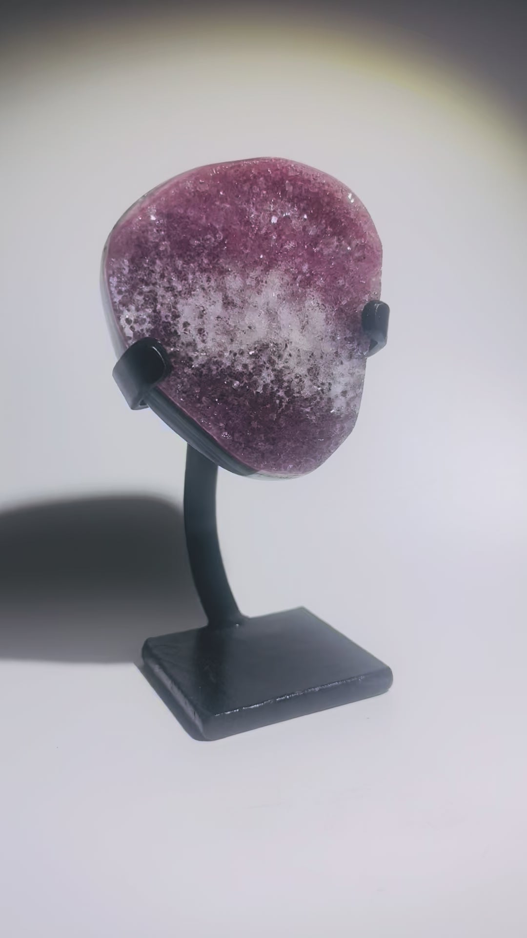 Seltener roter Achat 9,2 x 8,5 cm mit Ständer