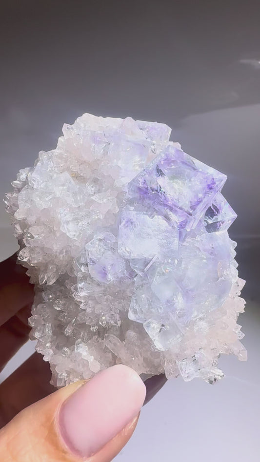 Wunderschöner Glas-Fluorit  mit Regenbogen - 6.5cm, 217g