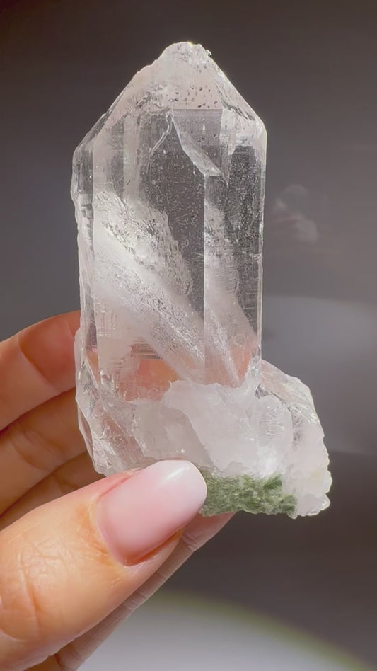 Ultraklare Himalaya-Quarzspitze 9 cm – Gletscherklar & mit funkelndem Hämatit