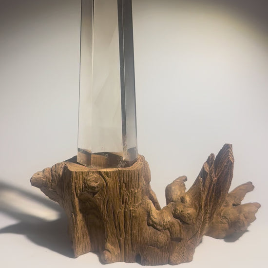 Lemurian Quarzspitze mit Phantom – Premium Kristall auf Holzsockel | Unique Crystals